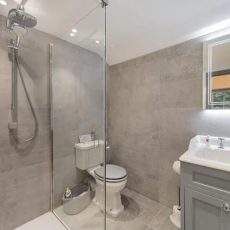 בית נופש 8 Bed In Windermere Oc-Lr103 ווינדרמר